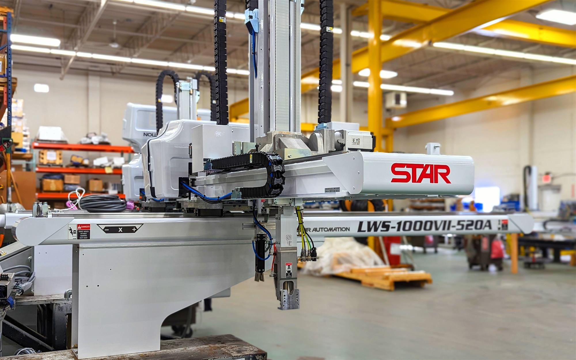 Star Automation servo-driven takeout robot for injection molding factories